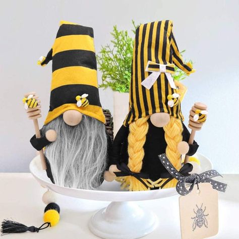 Elf Home, Striped Hat, Gnomes Diy, Scandinavian Gnomes, Nordic Scandinavian, Tray Display, Gnome Patterns, Diy Gnomes, Bee Crafts