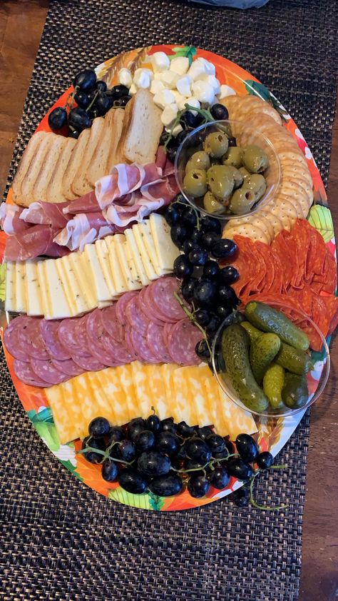 Cheese Cracker Tray Ideas, Cheese Cracker Grape Platter, Cheese Crackers Salami Platter, Meat And Cheese Finger Food, Crackers Cheese Platter, Meat Cheese Cracker Platter, Cheese Sausage Cracker Platter, Ring Bologna And Cheese Platter, Meat Cheese Veggie Platter