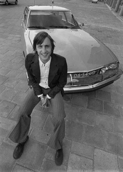 Dutch football maestro Johan Cruijff was one of many famous Citroen SM owners. Old Football Players, Citroen Sm, Citroën Sm, Sporting Legends, Neymar Jr Wallpapers, Johan Cruyff, Football Photography, Football Images, Football Is Life