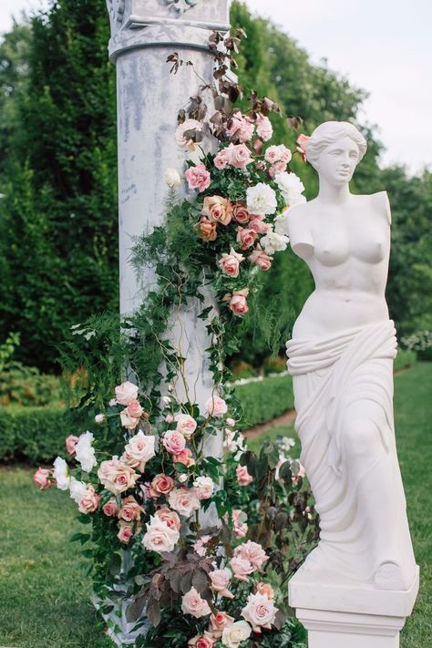 Greek Garden Statues, Ancient Greek Garden, Statue Flowers, Greece Statue, Ancient Greece Architecture, Ancient Greece Aesthetic, Flower Arrangements Bouquets, Greek Aesthetic, Greek Garden