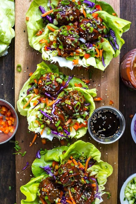 Meatball Lettuce Wraps, Sriracha Meatballs, Salat Wraps, Rosh Hashanah Recipes, Plats Healthy, Super Easy Dinner, Lettuce Wrap Recipes, Meat And Vegetables, Lettuce Wrap