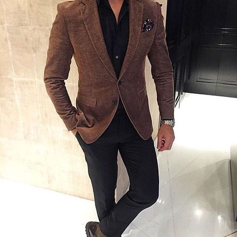 Clean, Casual, Simple. Tag a friend that would love this and follow @menwithstyle for more 👍 Brown Blazer Men, Brown Blazer Outfit, Dapper Outfit, Stylish Mens Suits, Formal Men Outfit, Mens Fashion Blazer, Chique Outfits, Mens Fashion Smart, Mens Trendy Outfits