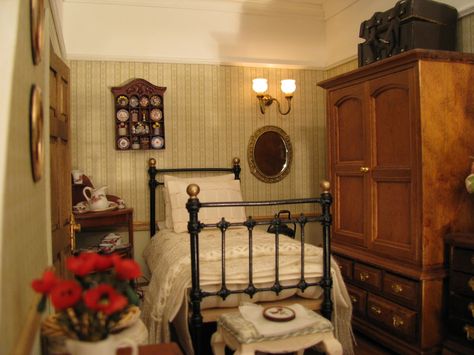 Housekeepers Room, large dolls house with divided attic space. Maids Quarters Room, Dollhouse Attic, Doll House Bedroom, Large Dolls House, Attic Ideas, Doll Room, Victorian Townhouse, Show House, Dollhouse Bedroom