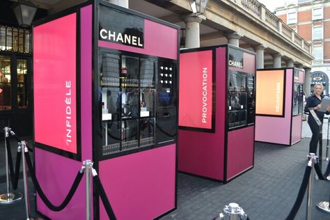 Chanel vending machine Mascara Chanel, Vending Machine Design, Vending Machine Business, Kiosk Design, Cosmetic Display, Vending Machines, Marketing Advertising, Point Of Purchase, Pop Up Stores