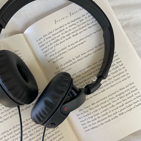 Headphone Icons Aesthetic, Headphone Book Aesthetic, Reading With Music Aesthetic, Headsets Aesthetic, Indie Headphones, Girl With Headset Aesthetic, Girl With Earphones Aesthetic, Headphone Girl Aesthetic, Girl With Headphones Aesthetic