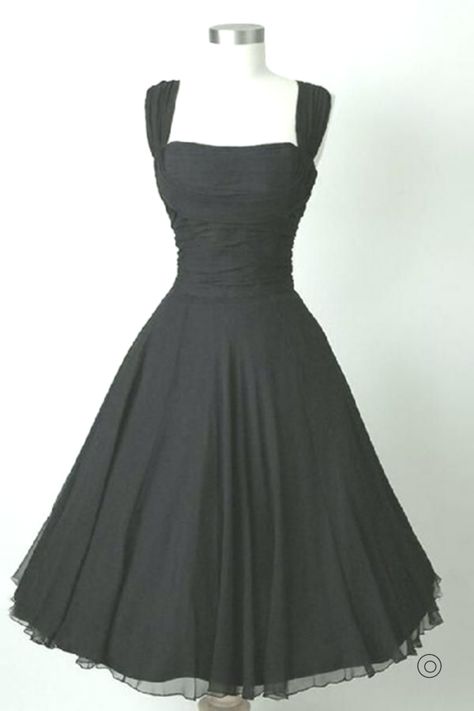 Black Dresses For School Dances, Black Elegant Dress Short Homecoming, Black A-line Dress, Dark Academia Homecoming Dresses, Black Quince Court Dresses, Pretty Green Dresses Casual, Chiffon Homecoming Dress, Black Damas Dresses For Quince, Pretty Black Dresses Classy