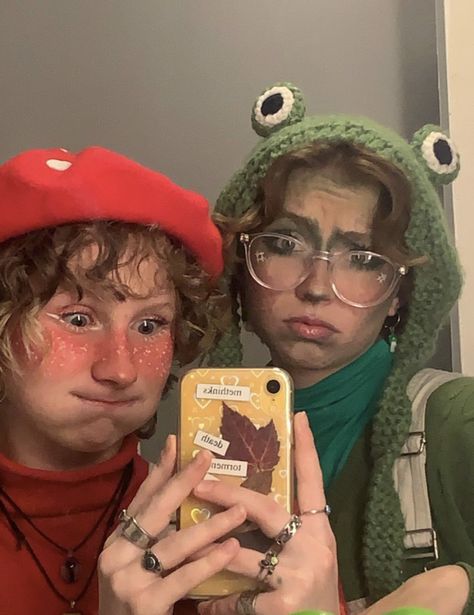 Mushroom Costume Aesthetic, Frog Costume Aesthetic, Frog And Toad Halloween Costume, Frog Makeup Halloween, Mushroom Couple Costume, Cute Mushroom Costume, Frog And Toad Costume Diy, Frog Costume Women, Cute Frog Costume