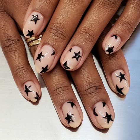 Minimal Star Nail Art, Short Nail Art Stars, Little Nails Ideas, Minimalist Nails Stars, Easy Star Nail Art, Starry Nail Art, Nail Art For Black Skin, Gel Star Nails, Cool Black Nail Ideas