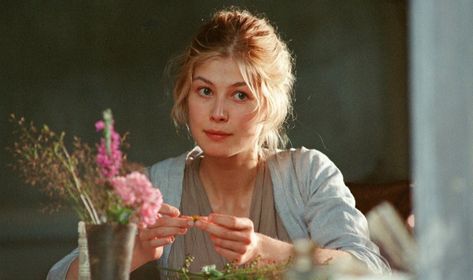 amélie on Twitter: "rosamund pike on the set of pride and prejudice is ethereal… " Kiera Knightly, Jena Malone, Pride And Prejudice 2005, Jane Austin, Elizabeth Bennet, Rosamund Pike, Carey Mulligan, Matthew Macfadyen, Colin Firth