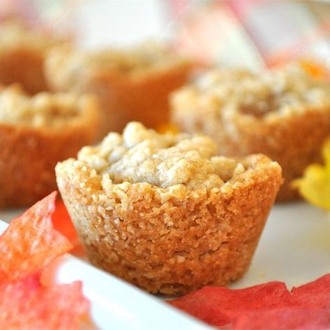 Apple Crisp Cups | "A yummy one-biter! Whenever I ask 'what can I bring?' these top the list! Sweet cinnamon-scented apples held in a buttery crispy oatmeal cup and crunchy sweet topping." Apple Crisp Cups, Apple Crisp Bites, Mini Apple Tarts, Apple Crisp Pie, Best Apple Crisp Recipe, Oatmeal Crisp, Apple Tarts, Best Apple Crisp, Tarts Recipe