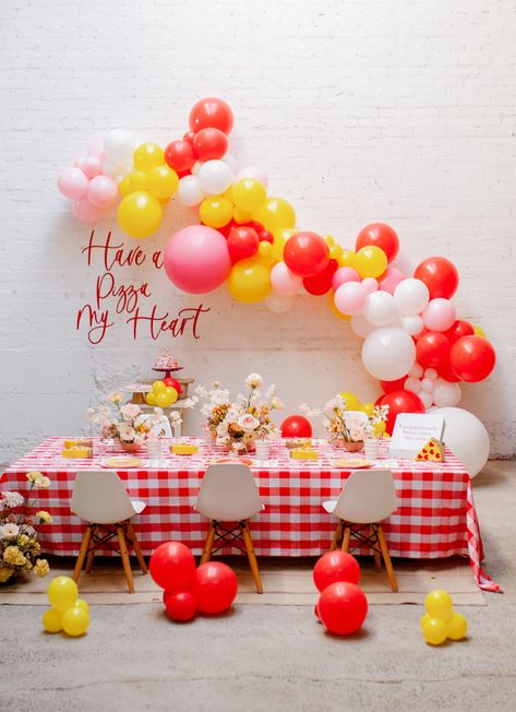 Pizza Parlor Birthday Party, Pizza Party Balloons, Pizza Decoration Ideas, Pizza Balloon Arch, Pizza Balloon Garland, Pizza Birthday Theme, Pizza And Pacifiers, Pizza Baby Shower Theme, Pizza Bridal Shower Theme