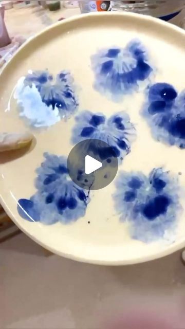 Ceramics Videos on Instagram: "Ceramic plate painting by @lucaceramica" Plate Glazing Ideas, Paint Your Own Pottery Ideas Mug, Ceramic Plate Painting, Painting Pottery Plates, Ceramic Plates Designs, Ceramics Videos, Ceramic Plates Art, Plate Painting, Slab Ceramics