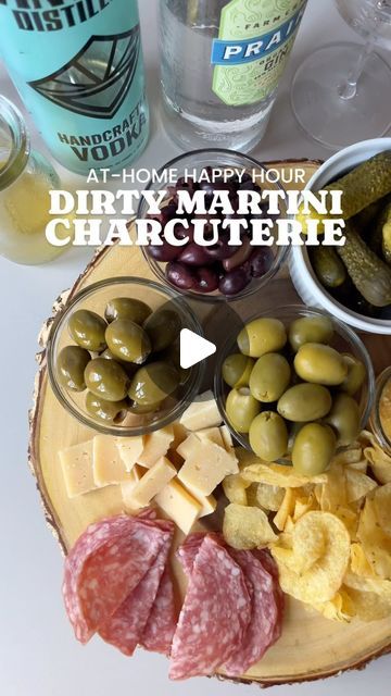 katie kelly | chicago blogger on Instagram: "DIRTY MARTINI BOARD 🍸 🫒 Next time you’re having an at-home happy hour, you have to make this. It’s perfect to snack on and have as a little make your own martini station. Here’s what I put on this one Blue Cheese Stuffed Olives Garlic Stuffed Olives Kalamata Olives Pickles Caviar Potato Chips Salami Parmesan Vodka Gin Dry Vermouth Olive Brine Martini Glasses Cocktail Shaker Skewers for Garnishes #dirtymartini #athomehappyhour #happyhourtime #martinitime" Martini Charcuterie Board, Martini Station, Dirty Martini Vodka, Blue Cheese Stuffed Olives, Olives Kalamata, Stuffed Olives, Olive Brine, Martini Bar, Dry Vermouth