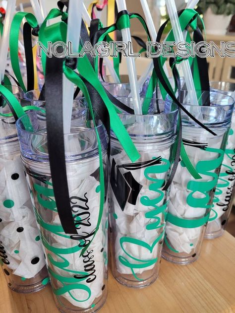 Graduation Cups Ideas, Graduation Cup Ideas, Cricut Graduation Gifts, Graduation Cup, Graduate Party, Graduation Cups, 2023 Graduate, Prom 2023, Graduation Parties