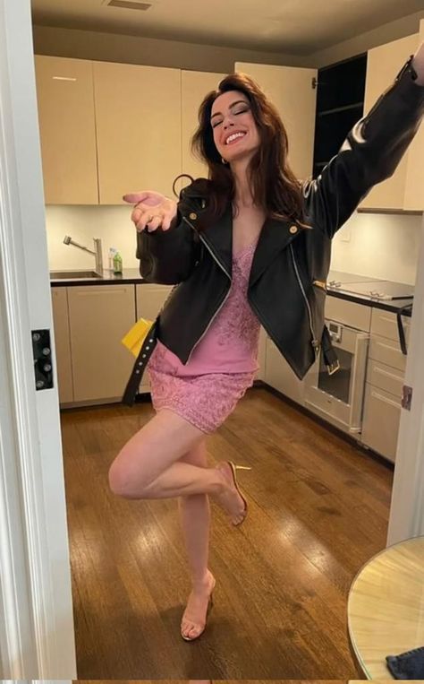 Anne Hattaway, Ann Hathaway, Hailey Baldwin Style, Girl Fashion Style, Gold Dust, Anne Hathaway, Lookbook Outfits, Spring Summer Outfits