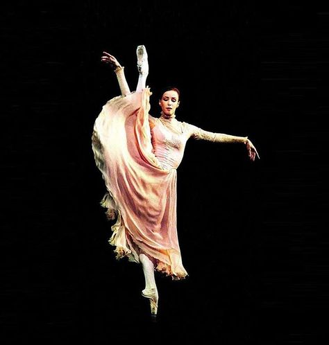 Sylvie Guillem Photo ©Laurie Lewis via @balletofrepertoire instagram Sylvie Guillem, Ballet Russe, Paris Opera Ballet, Ballet Beauty, Alvin Ailey, Amy Brown, Ballet Inspiration, Ballet Art, Ballet Photos