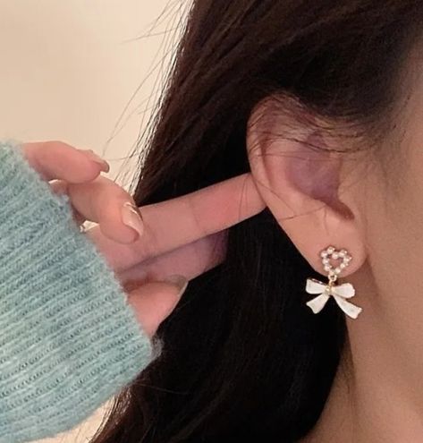 Earrings with bow, old money aesthetic Aesthetic Small Earrings, White Earrings Aesthetic, Bow Earrings Aesthetic, Aesthetic Clip On Earrings, Old Money Earrings Aesthetic, Earing Aesthetic, Earings Piercings Aesthetic, Old Money Earrings, Cute Earrings Aesthetic