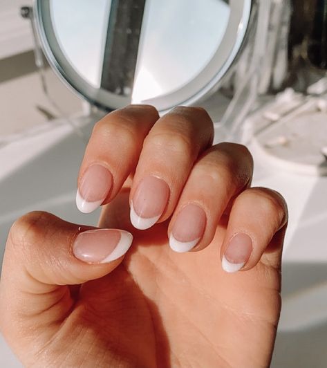 French Tip Ideas Short Nails Round, French Tip Nails Non Acrylic, Oval Gel Tips Nails Ideas, French Tip Wedding Nails For Bride Almond, Short Nails Round French, French Nails Ideas Short Oval, French Tip Ideas Round, Round French Tips Acrylics, French Tip Dip Nails Oval