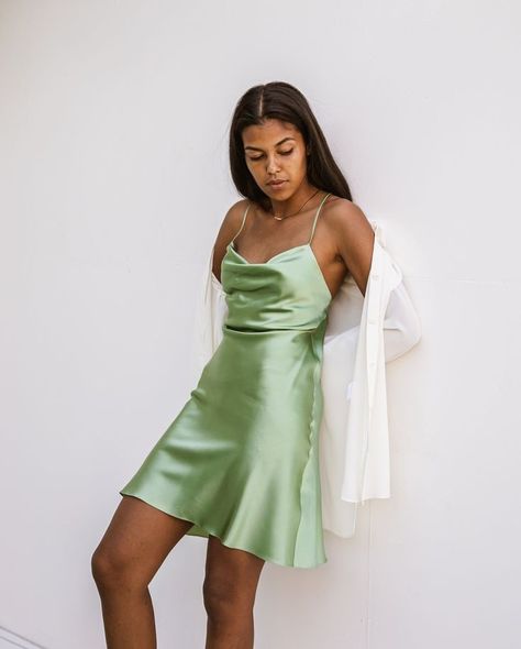 Short Slip Dress Outfit, Silk Slip Dress Short, Slip Dress Outfit Night, Slip Dress Short, Silk Cami Dress, Dress Shorts Outfit, Short Slip Dress, Slip Dress Outfit, Green Slip Dress