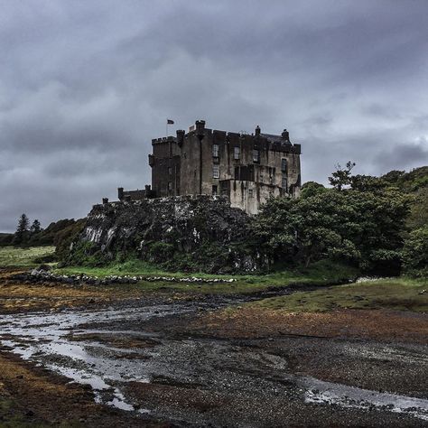 MyInstaScotland on Instagram: “Dunvegan Castle, Isle of Skye. .  Dunvegan Castle is one the greatest Hebridean castles and the only Highland fortress to have been…” Dunvegan Castle, Castles Of The World, Isle Of Skye, Castle, Water, The World, Instagram