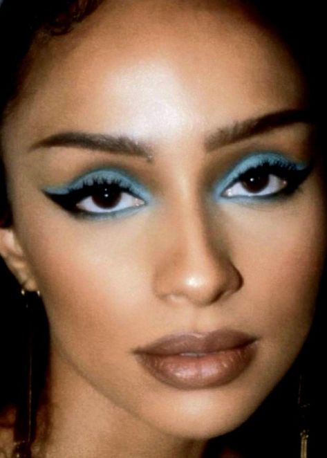 2000s Kim Kardashian Makeup, 2000s Blue Makeup, Blue Kohl Eyes, Kevyn Aucoin Makeup Looks, Vintage Blue Eyeshadow, Bright Blue Eye Makeup, Kim Kardashian Makeup 2000s, 60s Blue Eyeshadow, Blue Eyeliner Makeup Brown Eyes