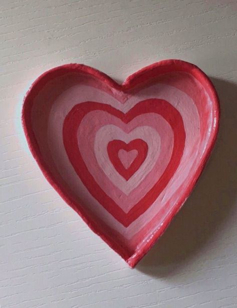 Ceramic Heart Jewelry Dish, Ceramic Ring Dish Heart, Heart Shaped Pottery Painting Ideas, Heart Bowl Pottery, Pottery Painting Ideas Heart, Heart Shaped Ceramics, Clay Crafts Heart, Clay Heart Ideas, Heart Shaped Painting