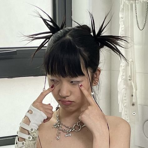 Subversive Hairstyles Short Hair, Neo Tokyo Aesthetic Clothes, Japanese Punk Hair, Spiky Hairstyles For Women Y2k, Subversive Hairstyles, Long Punk Hairstyles, Main Character Hairstyle, Spiky Space Buns, Punk Hairstyles Women