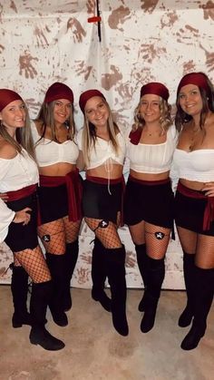 Easy College Halloween Costumes, Carnaval Costume, Celebrity Costumes, Pirate Halloween Costumes, Pirate Halloween, Costumes For Teens, College Halloween, Halloween Costumes Friends, Couples Halloween