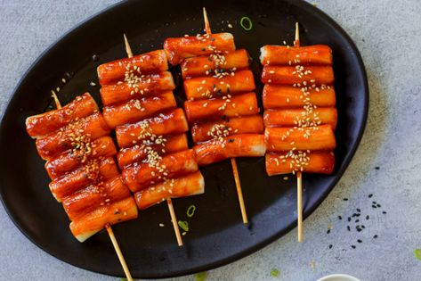 Rice Cake Skewers, Cake Skewers, Japanese Rice Cake, Sweet Props, Korean Rice Cake, Rice Cake Recipes, Korean Rice, International Food, Asian Cooking