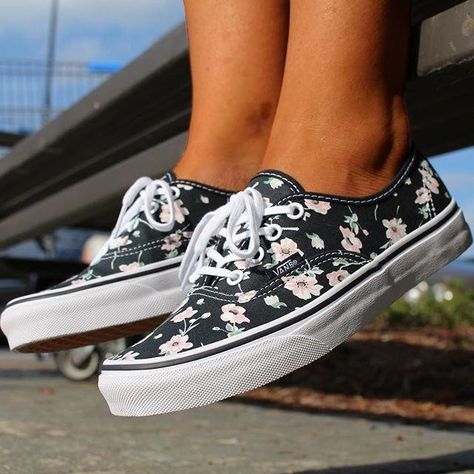 Vintage Floral Authentic Floral Vans, Cute Vans, Tenis Vans, Kinds Of Shoes, Shoe Closet, Vans Shoes, Dream Shoes, Shoe Obsession, Sock Shoes