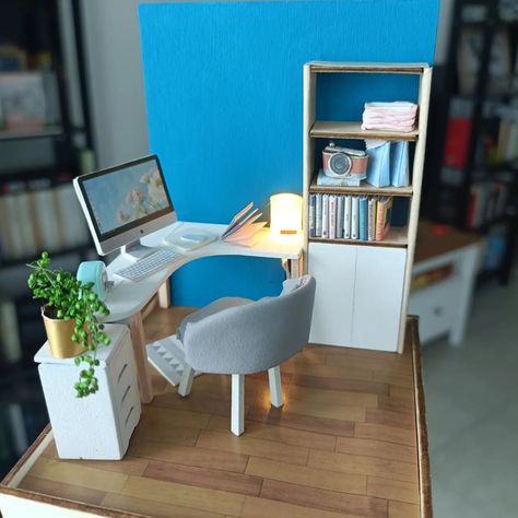 It's not finished yet... Miniature office #miniature #office #miniatureart Barbie Office, Dollhouse Office, Miniature Office, Paper Dollhouse, Barbie Box, Wood Houses, Miniature Things, Barbie Dolls Diy, Diy Office