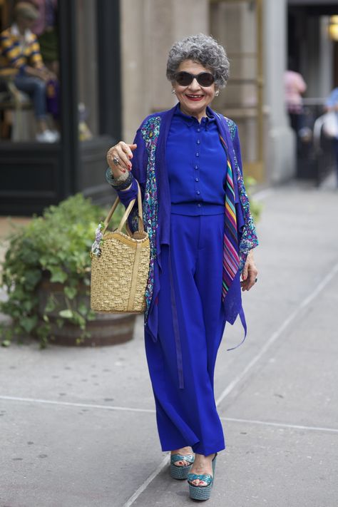 Mary, New York City, 2012 / Celebrating Older Women with Fabulous Style via NPR Mode Over 50, Older Women Fashion, Advanced Style, Ageless Style, 60 Fashion, Older Fashion, Over 50 Womens Fashion, Style And Grace, Fashion Tips For Women