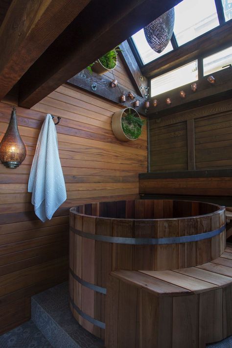 Bohemian-inspired houseboat provides a calming oasis in Sausalito #asian #tub #zen Soaker Bathtub, Asian Bathroom, Soaking Tubs, Japanese Soaking Tubs, Asian Homes, Basket Lighting, Asian Home Decor, Outdoor Spa, Bold Wallpaper