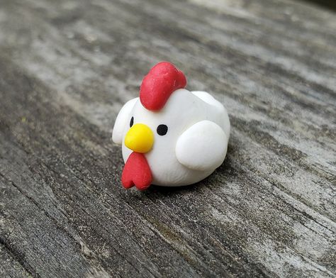 These little chickens are part of our 'Pocket Pals' series! They're tiny figurines that are small enough to stick in your pocket so you can have a friend anywhere you go! This chicken is roughly ¾ inch tall and 1 inch long, however all are handmade and may differ slightly. Miniature Clay Figures, Easy Polymer Clay Animals, Diy Clay Figures Easy, Easy Mini Clay Ideas, Cute Mini Clay Figures, Cute Oven Bake Clay Ideas, Clay Ideas Figures, Mini Clay Figures Easy, Cute Pottery Animals