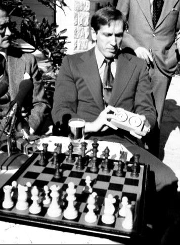 Bobby Fischer Bobby Fischer, Magnus Carlsen, Learn Chess, How To Play Chess, Peter O'toole, Chess Master, Playing Chess, Photography Group, The Queen's Gambit