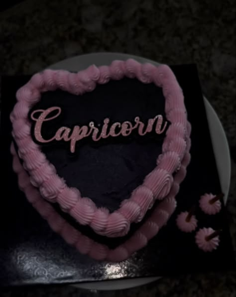 18th Birthday Astethic, Capricorn Cakes Ideas, Bougie Birthday Cake, Pink Capricorn Cake, Capricorn Heart Cake, Capricorn Szn Cake, Capricorn Cake Aesthetic, Birthday Cake Baddie Aesthetic, Capricorn Cake Ideas