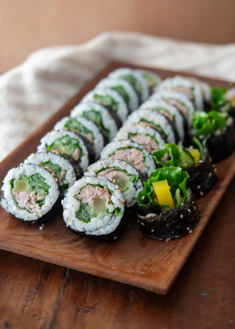 Easy Cucumber Tuna Kimbap (Oi Chamchi Gimbap) - Beyond Kimchee Tuna Kimbap, Cucumber Tuna, Rice Dishes Easy, Meals On The Go, Light Meals, Korean Recipes, Low Carb Vegan, No Cooking, Noodle Dishes