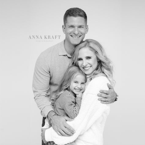 Family Portrait Of 3, Family Posing Studio, Family Self Portrait Ideas, Family Foto Ideas, White Backdrop Family Photoshoot, Cute Family Portraits, Family Picture Of 3, Family Picture Poses Studio, Family Of 3 Portrait Ideas