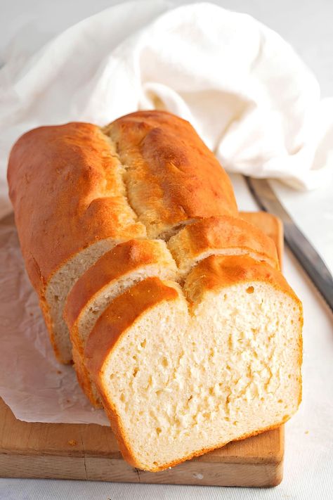 This cottage cheese bread is a low-carb dream! Made with 6 simple ingredients, it's a protein-packed treat you can feel good about. Cottage Bread Recipe, Cottage Cheese Bread Recipe, Cottage Cheese Bread, Queso Cottage, Cottage Cheese Eggs, Easy Bake Oven, Protein Bread, Artisan Bread Recipes, Cottage Cheese Recipes