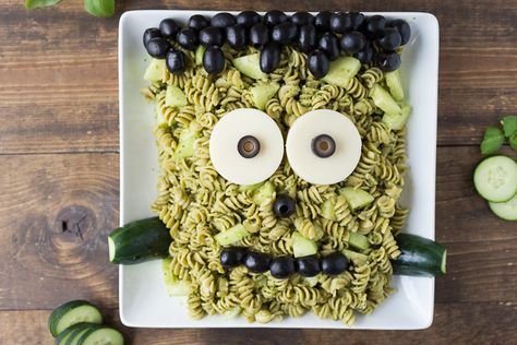 Your Halloween dinner is here! Frankenstein Pasta is adorable to serve and even easier to make! You'll steal the show with Frank! Party Foods For Kids, Halloween Party Foods, Fun Halloween Party Food, Easy Halloween Party Food, Postres Halloween, Easy Halloween Party, Halloween Fest, Easy Halloween Food, Halloween Appetizers