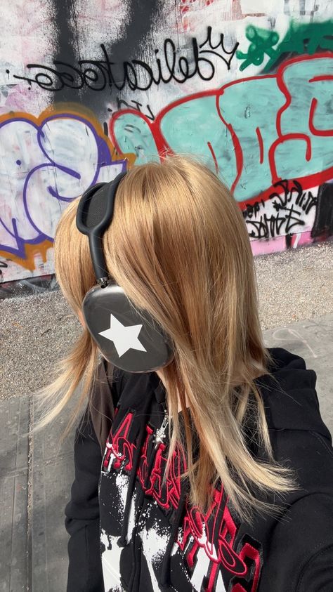 Chunky Headphones, Headphone Deco, Star Headphones, Airpod Max Aesthetic, Sanrio Valentines, Nyc Aesthetic Outfit, Coquette Hello Kitty, Fashion Core, Black Hair Long Hair