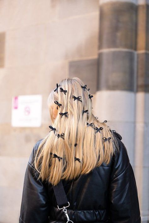 Sandy Liang street style spotted at New York Fashion Week Fall 2023 - tiny bows in hair styling idea - Make sure you're following street style photographer karyastreetstyle for more of the hottest street fashion and styling inspiration from top influencers and fashion editors. Tiny Bows In Hair, Bags Y2k, Fashion Week Fall 2023, 2023 Street Style, Coachella 2024, Holiday Hair Bows, Bow Fashion, Street Style Photography, Metallic Boots