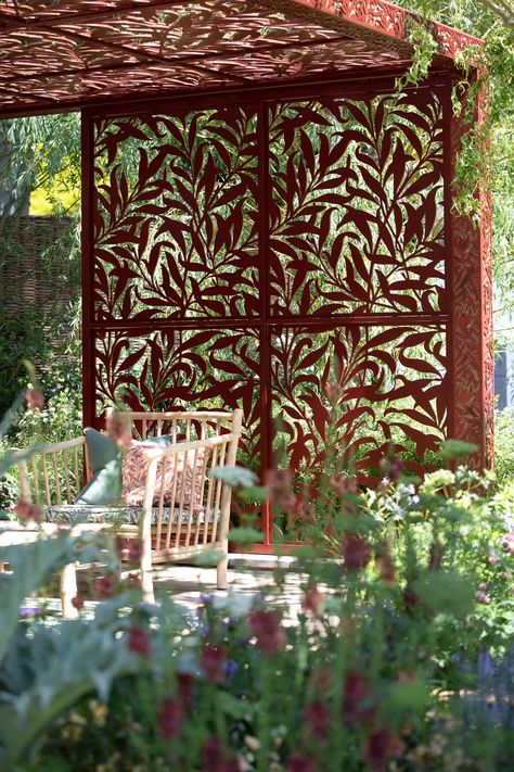 Chelsea Flower Show 2022: Arts & Crafts Revisited - Gardenista Chelsea Garden Show, Creative Gardens, Chelsea Garden, Nature Pattern, Landscape Architecture Design, Garden Nursery, Summer Plants, Garden Show, Swimming Pools Backyard