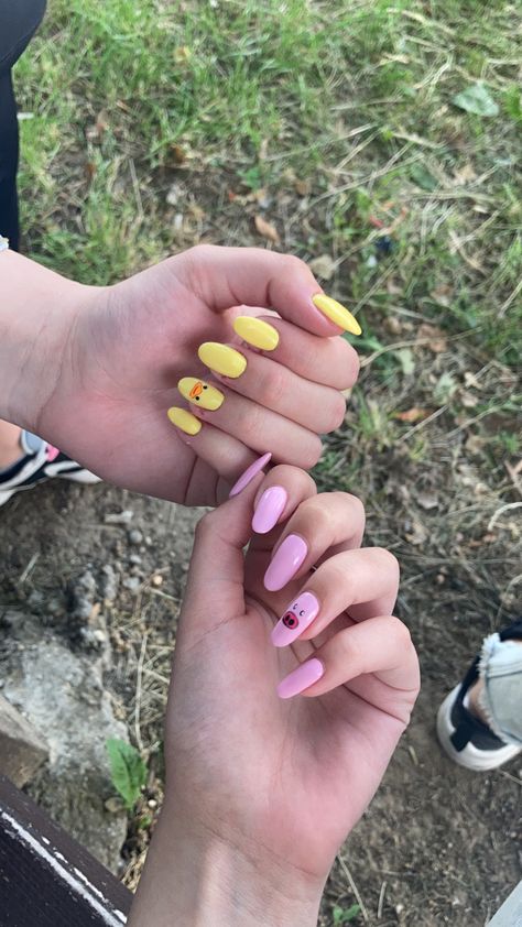 Matching Nail Designs For Friends, Matching Nails Sisters, Matching Bff Nail Designs, Nails Acrylic Best Friends, Set Nails Bff, Best Friend Nails Matching, Matching Bff Nail Ideas, Matching Nail Art With Best Friend, Matching Short Nails With Best Friend