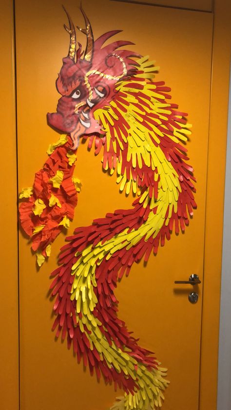 Cny Decoration Ideas Diy, Chinese New Year Door Decoration, Lunar New Year Door Decoration, Door Decoration Kindergarten, Chinese New Year Dragon Decorations, Chinese New Year Dragon Craft, Decoration Kindergarten, Chinese New Year Kids, Dragon Door