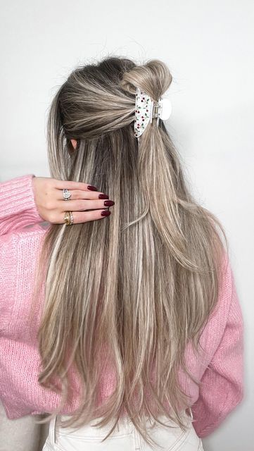 Half Up Half Down Hair With A Clip, Half Up Do With Claw Clip, Half Up Hairstyles Straight Hair, Half Up With Claw Clip, Straight Across Haircut, Straight Hair Half Up Half Down, Half Up Half Down Clip, Half Up Half Down Claw Clip, Beach Hair Color