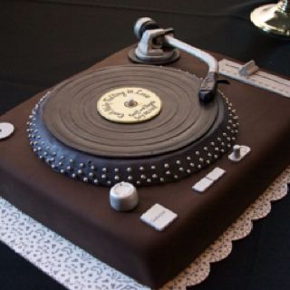 Love the idea.. Maybe we can try the music board/console too.. Record Cake, Dj Cake, Music Themed Cakes, Turntable Cake, Dessert Design, Music Cakes, Music Cake, Unique Birthday Cakes, Groom Cake