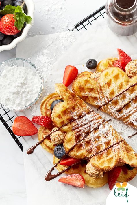 Zwei geklappte Waffeln mit Füllung aus Erdbeeren, Heidelbeeren und Giotto Kugeln. Bestreut mit Puderzucker und Schokocreme. March Spring, Harry Potter Food, I Want To Eat, Aesthetic Food, Summer Recipes, Diner, Healthy Lifestyle, Good Food, Food And Drink