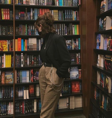 Bookstore Outfit Ideas, Library Outfits Aesthetic, Professor Vibes, Mbti Aesthetic, Bookstore Photoshoot, 2023 Vibes, Photographer Outfit, Summer Senior Pictures, Outfit Dark