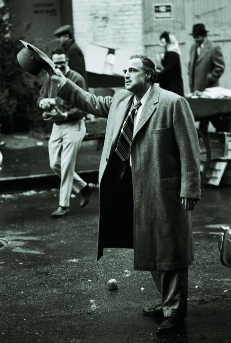 Brando receives the applause of the onlookers. Marlon Brando The Godfather, Sonny Corleone, Godfather 1, The Godfather Poster, Don Vito Corleone, Don Corleone, Godfather Movie, Gangster Movies, Andy Garcia